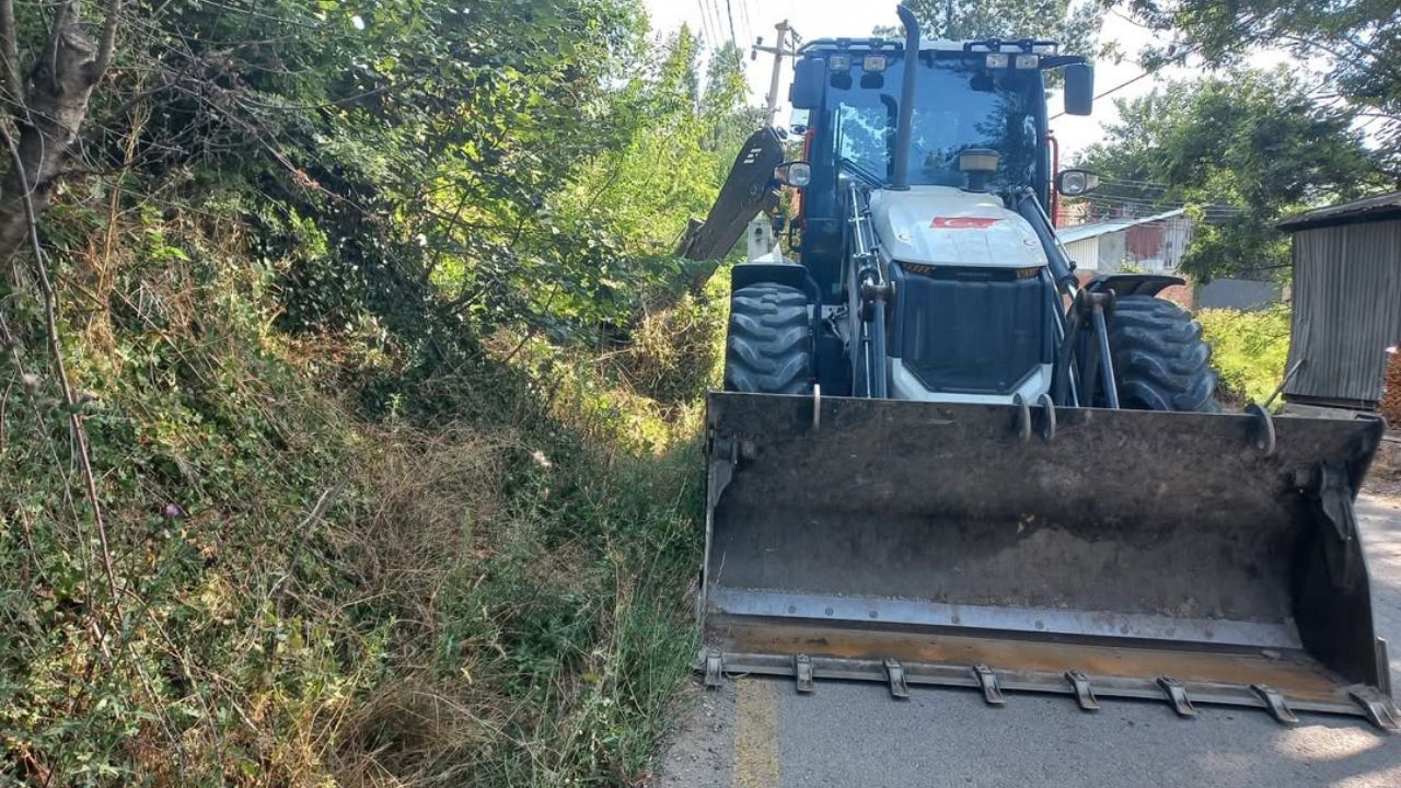 Nuhlar Köyü’nde ”V” Kanal Çalışmalarıyla Yol Ömrü Uzatılıyor