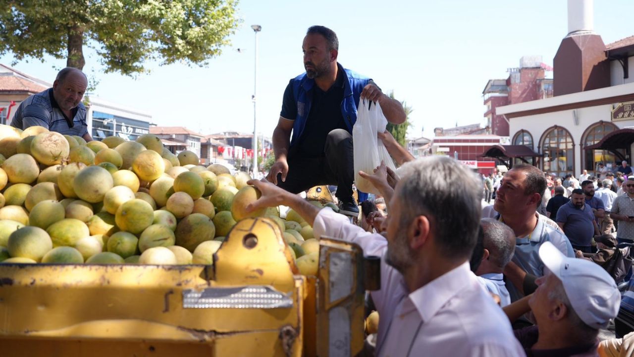 Düzce’de 5 Ton Yerli Kavun Vatandaşa Ücretsiz Dağıtıldı