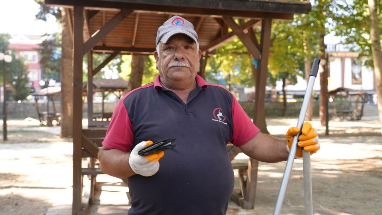 Düzce’de Temizlik İşçileri Örnek Davranış Sergiledi; Buldukları Cüzdanları Polise Teslim Ettiler
