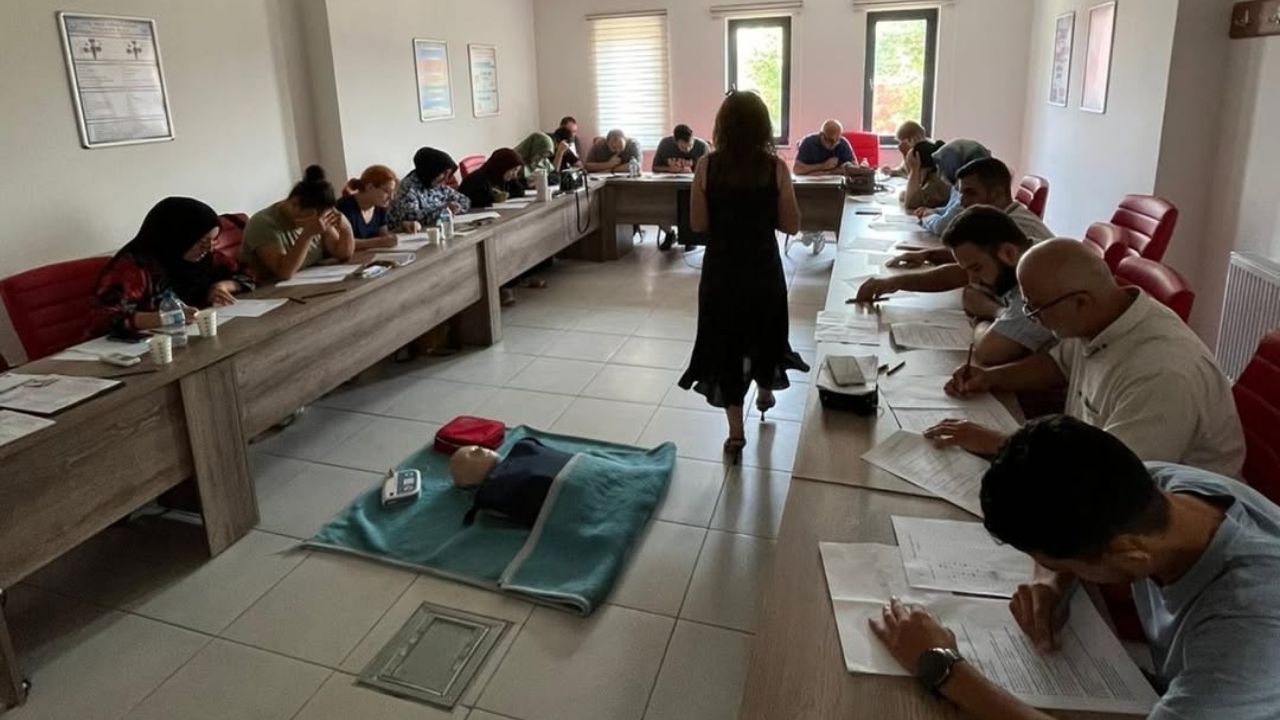 Düzce’de Kamu Personeline Temel İlk Yardım Eğitimi Devam Ediyor