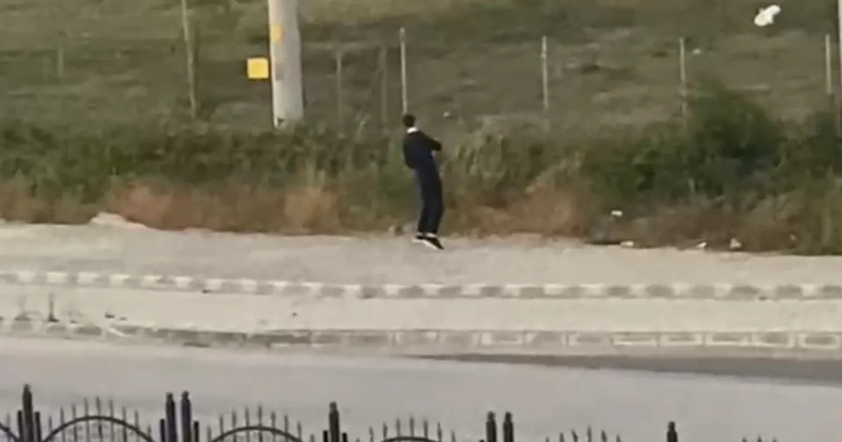 Düzce’de kaldırımda boks yapan genç gündem oldu