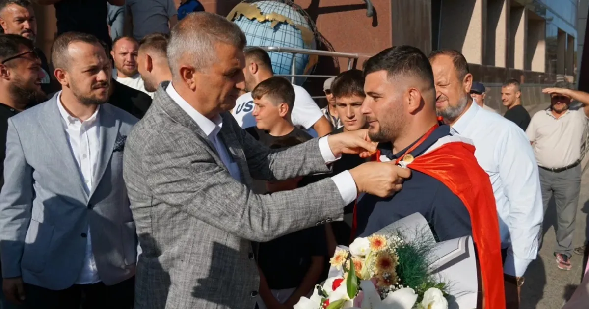 Gölcük Belediyesi başpehlivanına kutlama