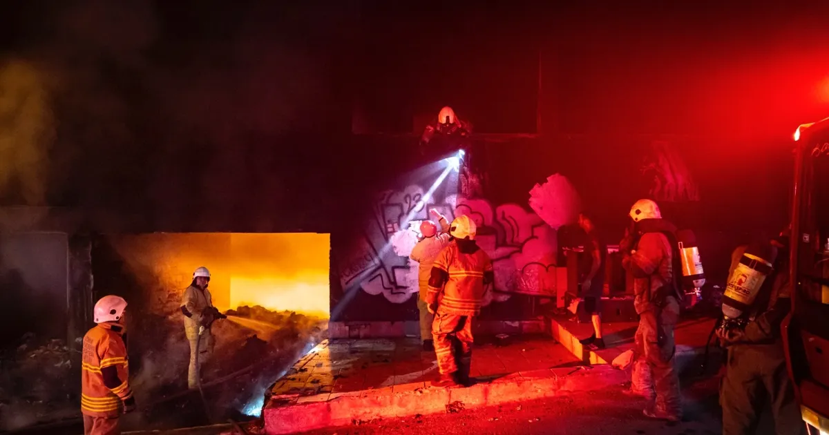 İzmir İtfaiyesi Konak’taki yangında iki kişiyi kurtardı