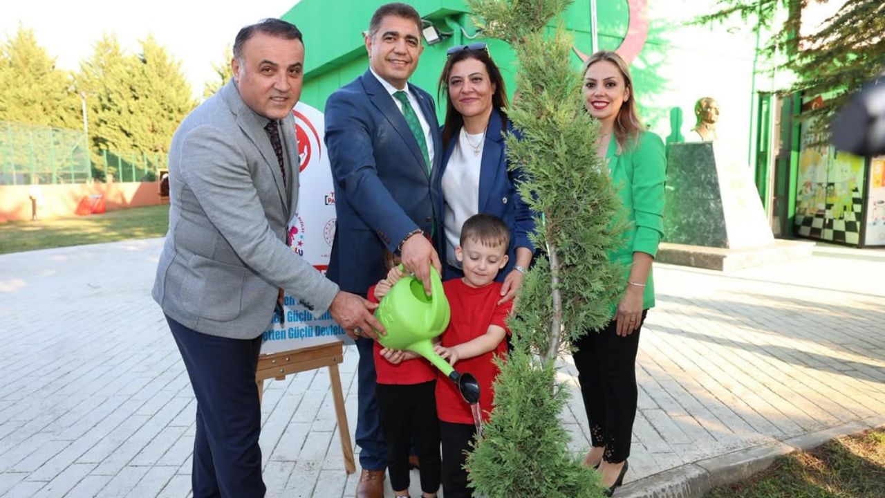 Vali Aslan, Miniklerle Fidan Dikti