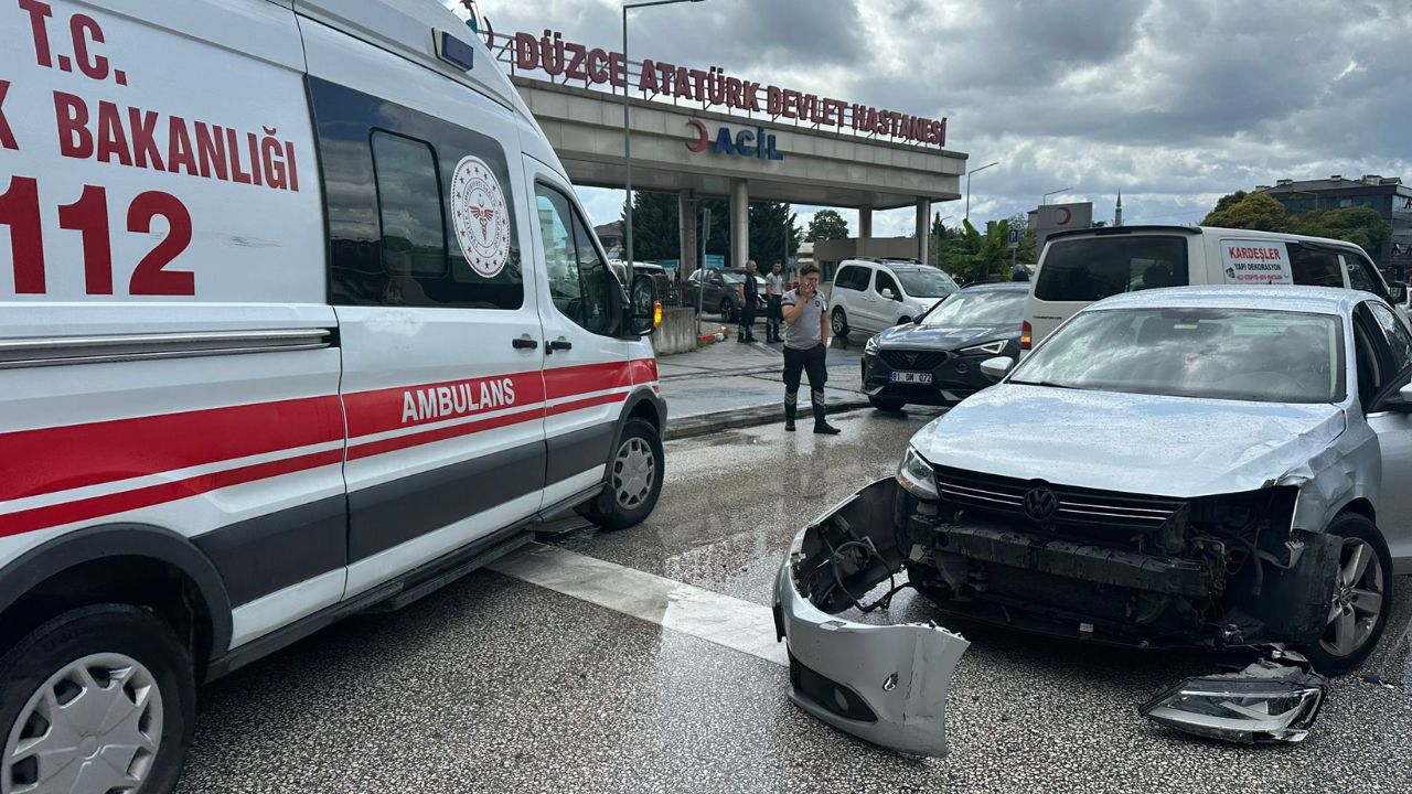 Düzce’de Acil Servis Önünde Yaralamalı Kaza; 1 Kişi Yaralandı