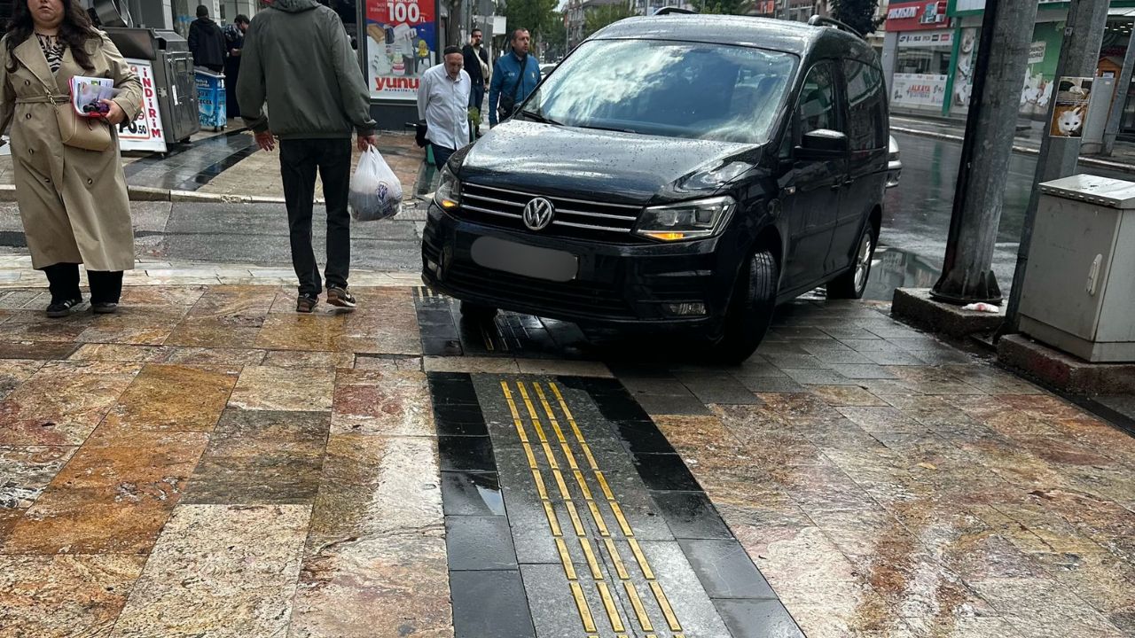 Düzce’de Kaldırım İşgali Pes Dedirtti! Görme Engelli Yolu Bile Araçlarla Kaplandı