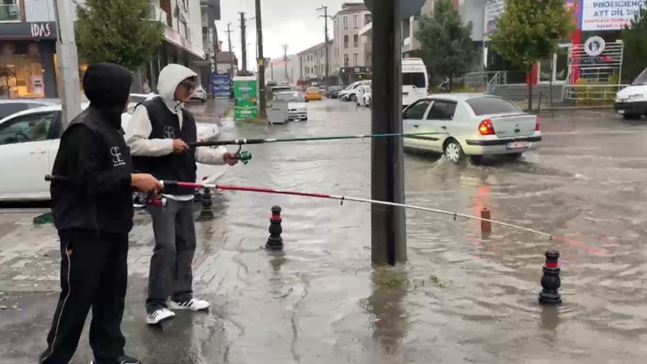 Düzce’de Sağanak Yağış Caddeyi Göle Çevirdi, Vatandaşlar Balık Tutmaya Çalıştı