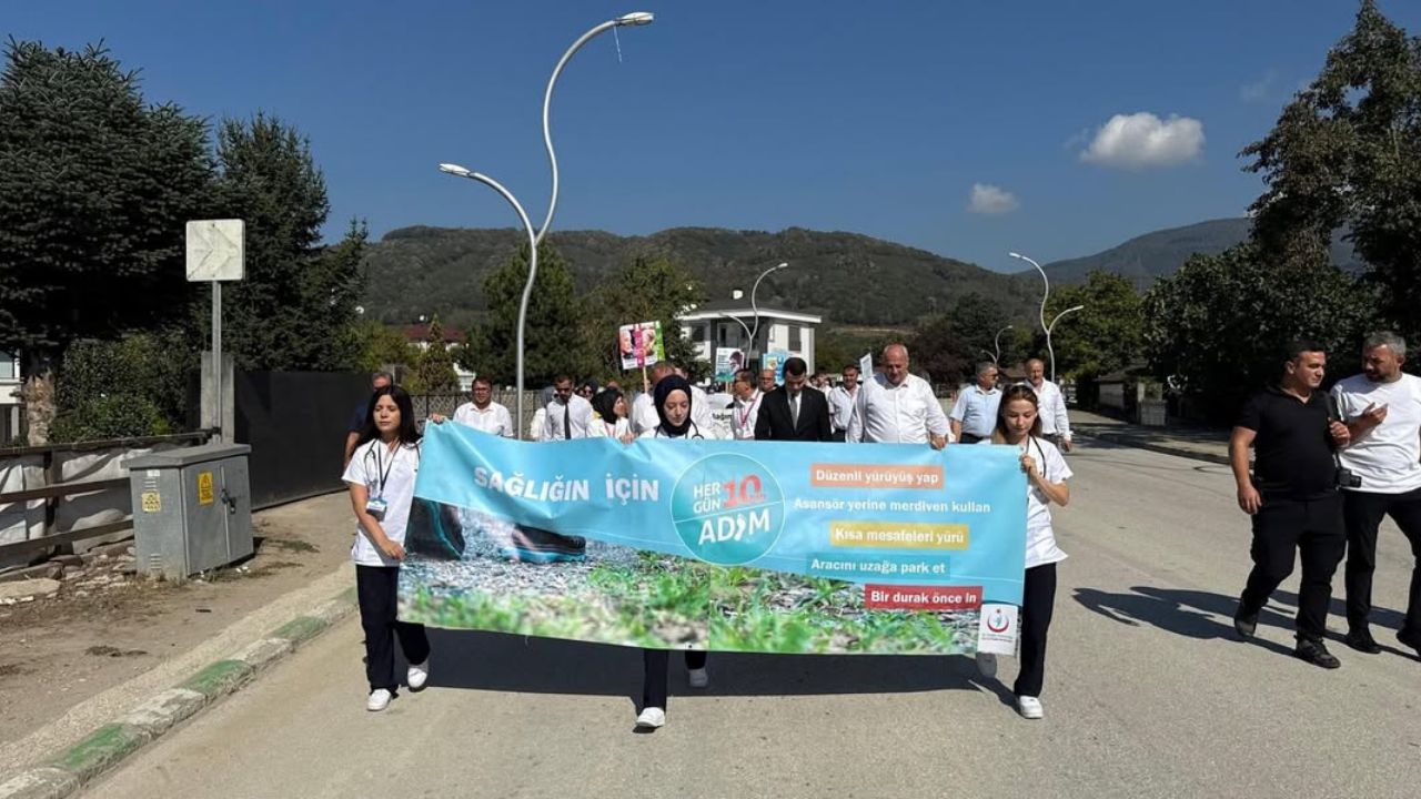 Çilimli’de Halk Sağlığı Haftası Farkındalık Yürüyüşü Düzenlendi