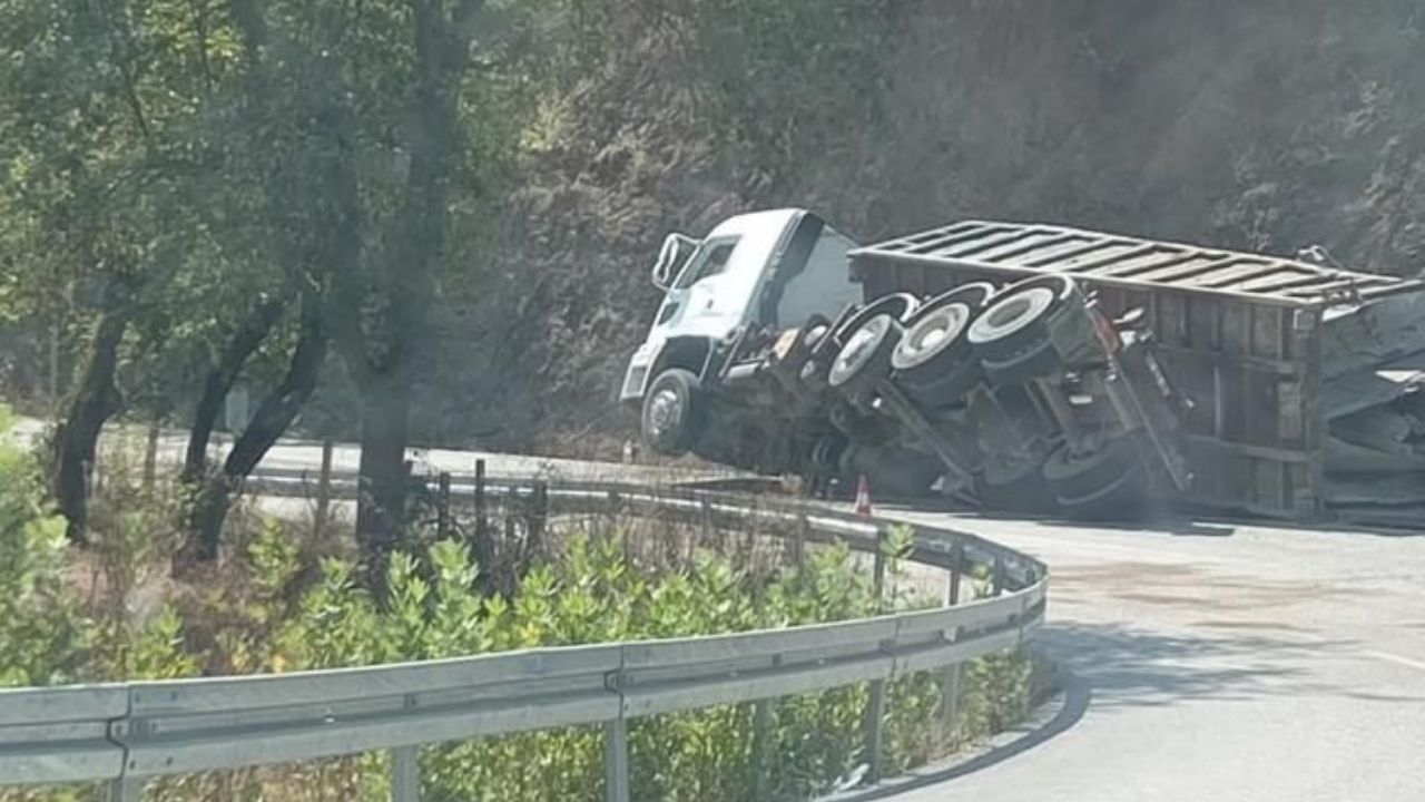 Düzce-Yığılca Yolunda Tır Şarampole Devrildi