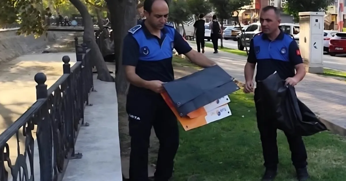 Bursa Gemlik’te izinsiz afişlere Zabıta müdahalesi