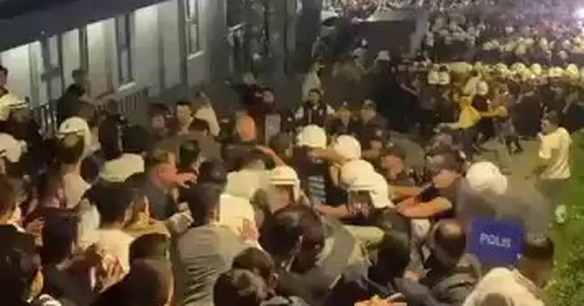 CHP İstanbul önünde tansiyon yükseldi!