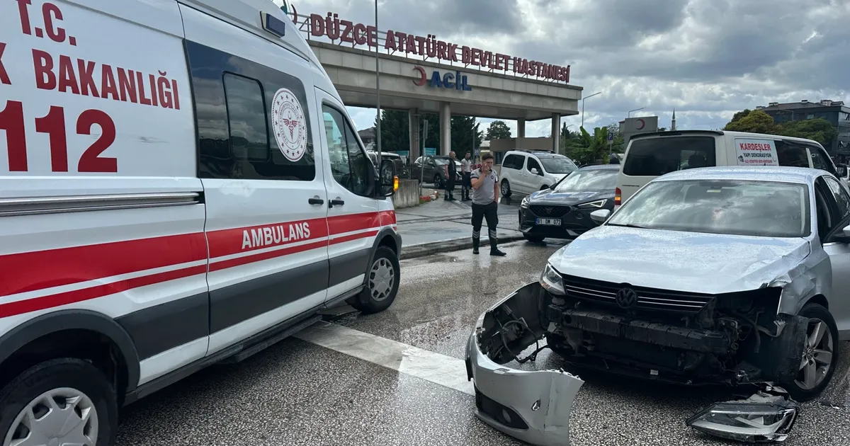 Düzce’de acil servis önünde yaralamalı kaza