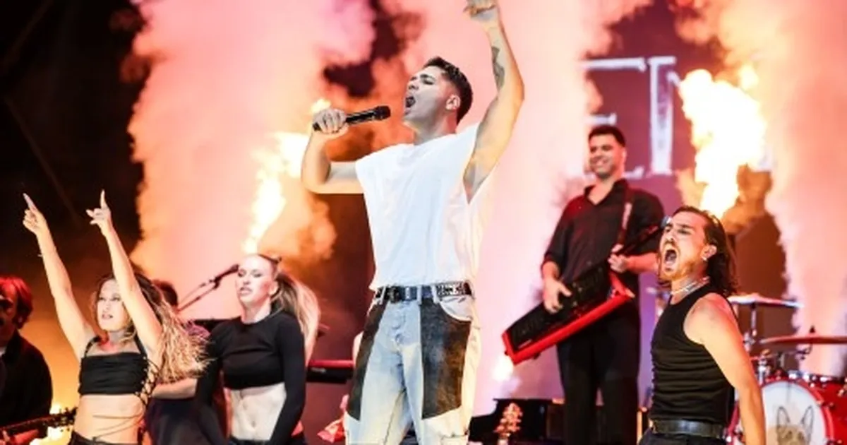 Emir Can İğrek’ten masalsı gece