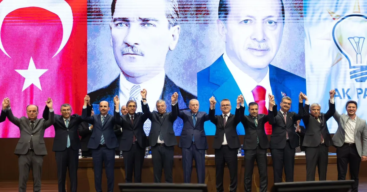 İki belediye başkanı AK Parti’ye katıldı… Rozetleri Erdoğan taktı!