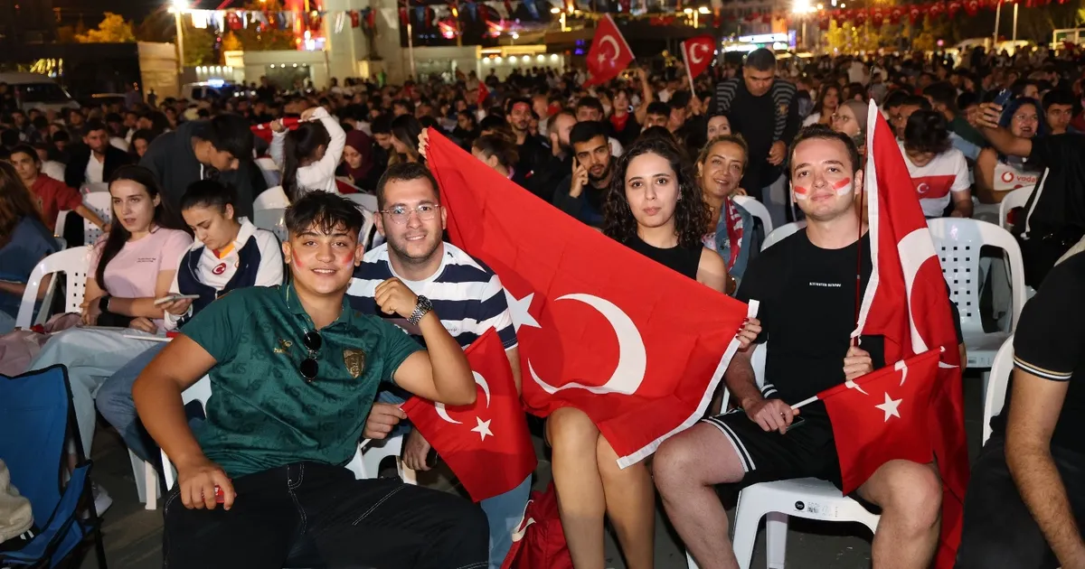 Kocaeli Kent Meydanı’nda yer gök kırmızı-beyaz