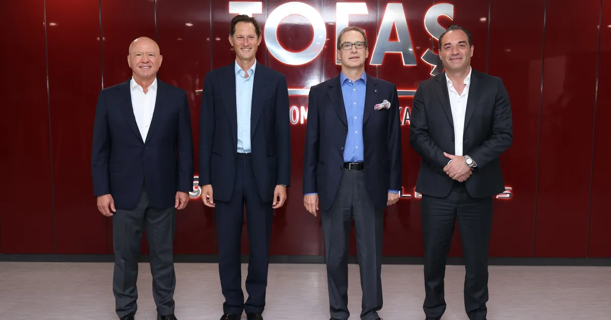 Stellantis ve Koç Holding üst yönetimi Tofaş Fabrikası’nı ziyaret etti