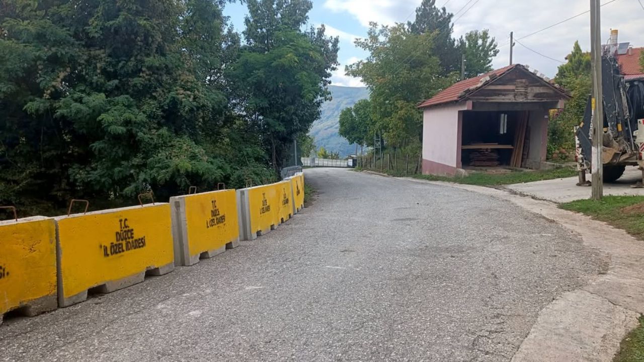 Köy Yollarında Güvenlik Hamlesi 20 Beton Bariyer Monte Edildi
