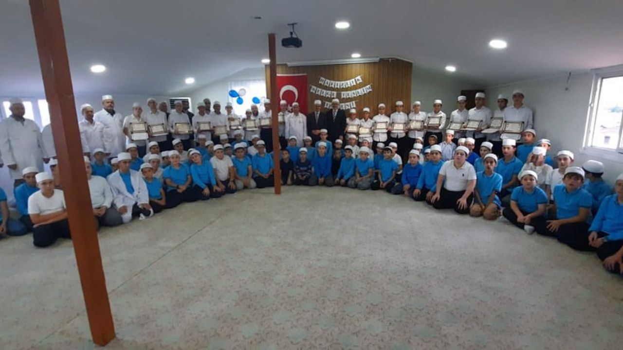Düzce Hafız Hasan Erkek Kur’an Kursu’nda Hafızlık Belgesi Töreni Düzenlendi
