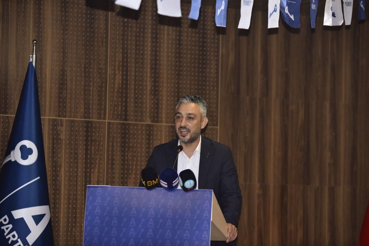 Başkan Kaya’dan Sert Tepki; ”Apoda şerefsizdir, Apoyu övende şerefsizdir”