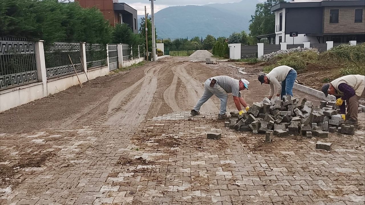 Pınarlar Köyü’nde Kilit Parke Taşı Çalışmaları Sürüyor