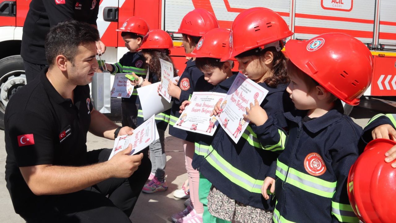 Düzce Belediyesi İtfaiyesinden 744 Öğrenciye ”Minik İtfaiyeci” Eğitimi