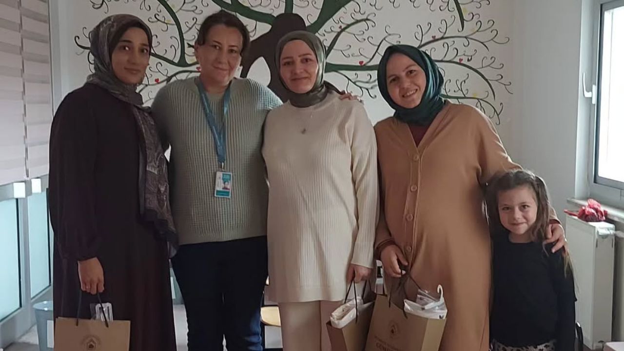 Gümüşova’da Gebe Bilgilendirme Eğitimi Tamamlayan Anne Adaylarına Hediyeler Verildi