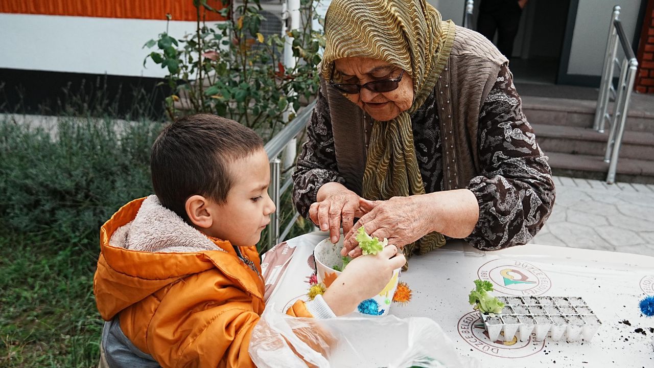 Belka Kreşi Minikleri Alzheimer Merkezinde Marul Ekti