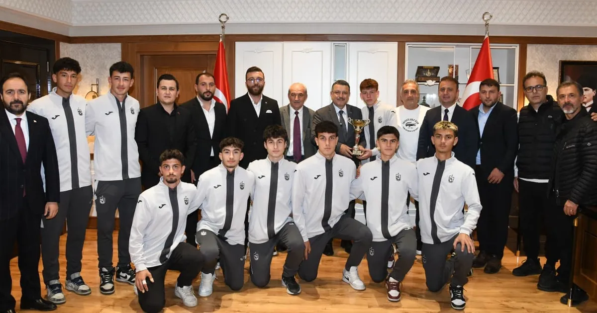 Başkan Genç’ten şampiyon öğrencilere tebrik