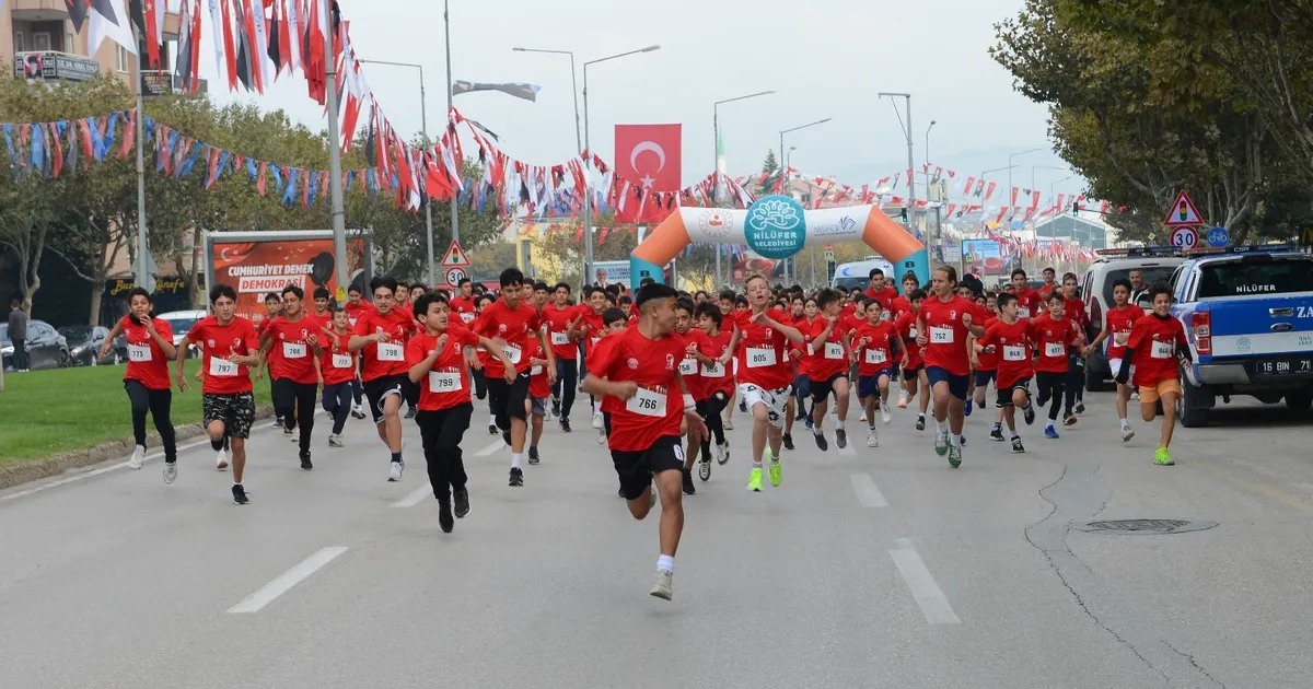 Bursa Nilüfer’de binler Cumhuriyet’e koştu