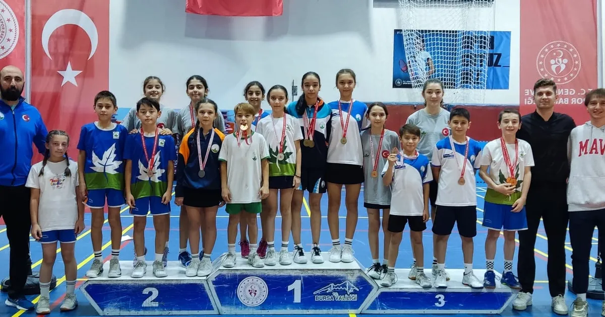 Bursa Osmangazili badmintoncular madalyaya doydu