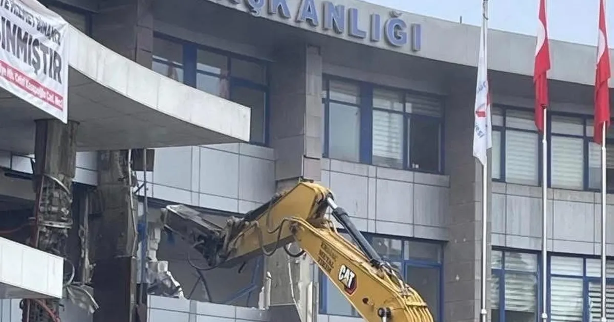 Düzce Belediyesi binasının yıkımı tepki çekti!