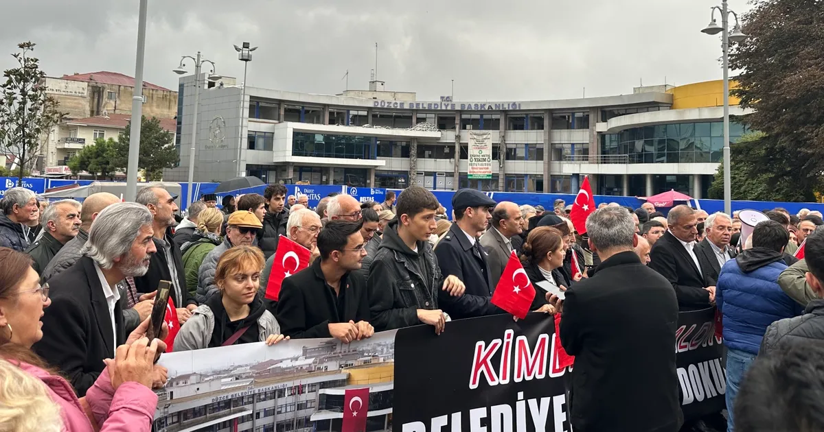 Düzce’de belediye binasının yıkımına tepki!