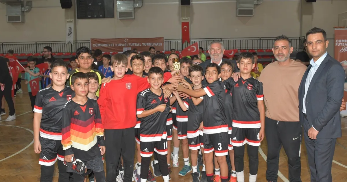 İzmir Çiğli’de Cumhuriyet coşkusu Futsal sahasında zirveye taşındı