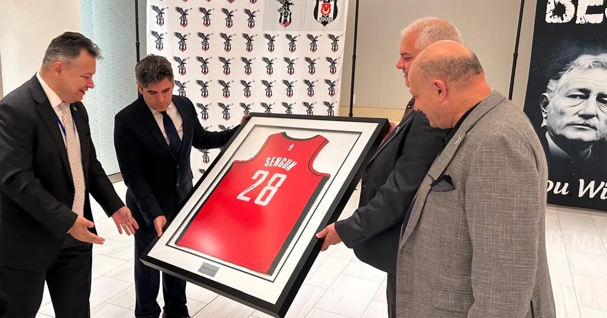 Milli basketbolcu Alperen Şengün’ün forması artık New York Türkevi’nde!