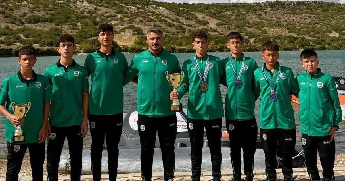 Sakaryalı sporcular Eskişehir’de ikincilik kupasını kaldırdı