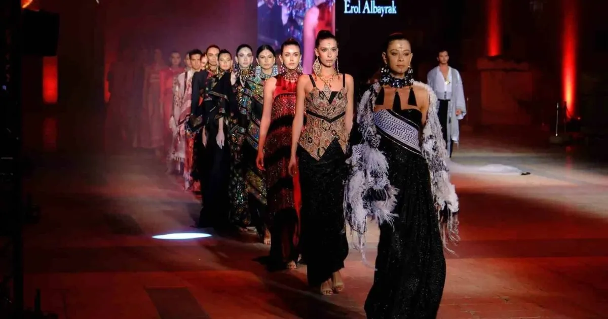 Şanlıurfa’nın pamuğu moda ile buluştu… Modacı Erol Albayrak’tan Urfa’da muhteşem defile