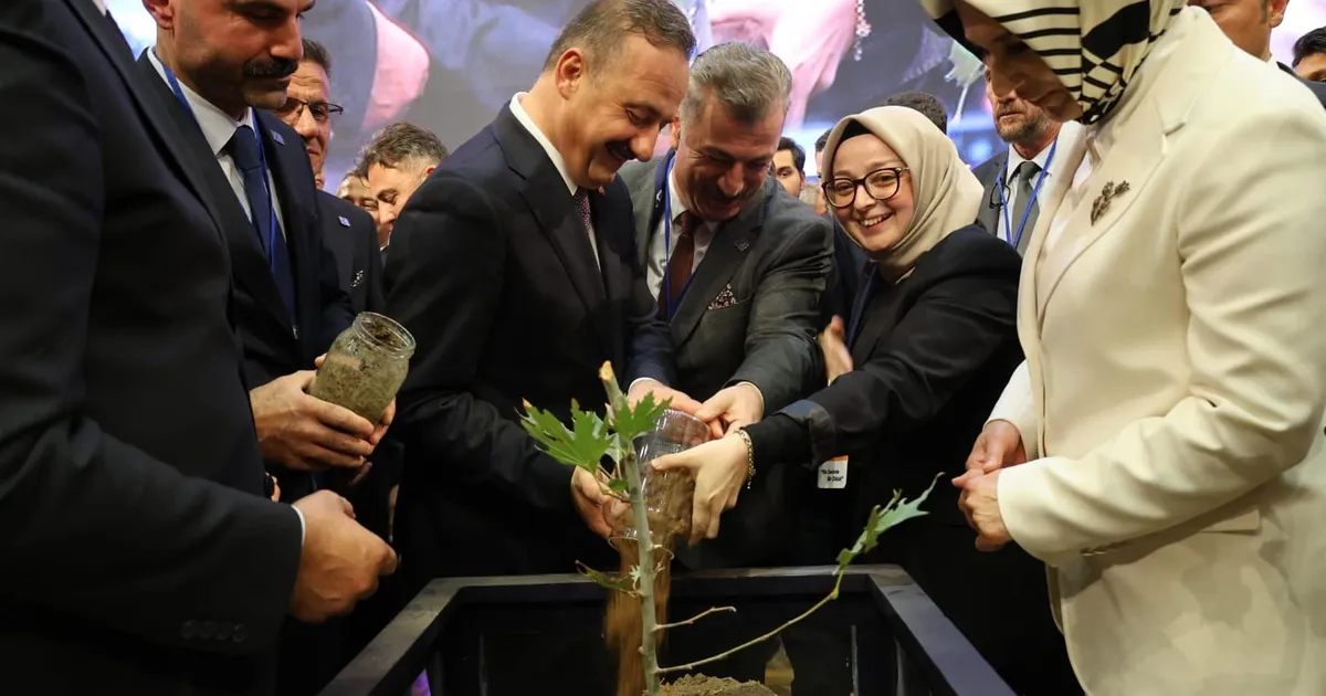 Anahtar Parti ilk yaşında 30 bin kişiyle salona sığmadı