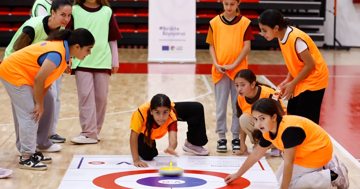 Antalya’da kız çocukları ‘Floor Curling’ ile tanışıyor
