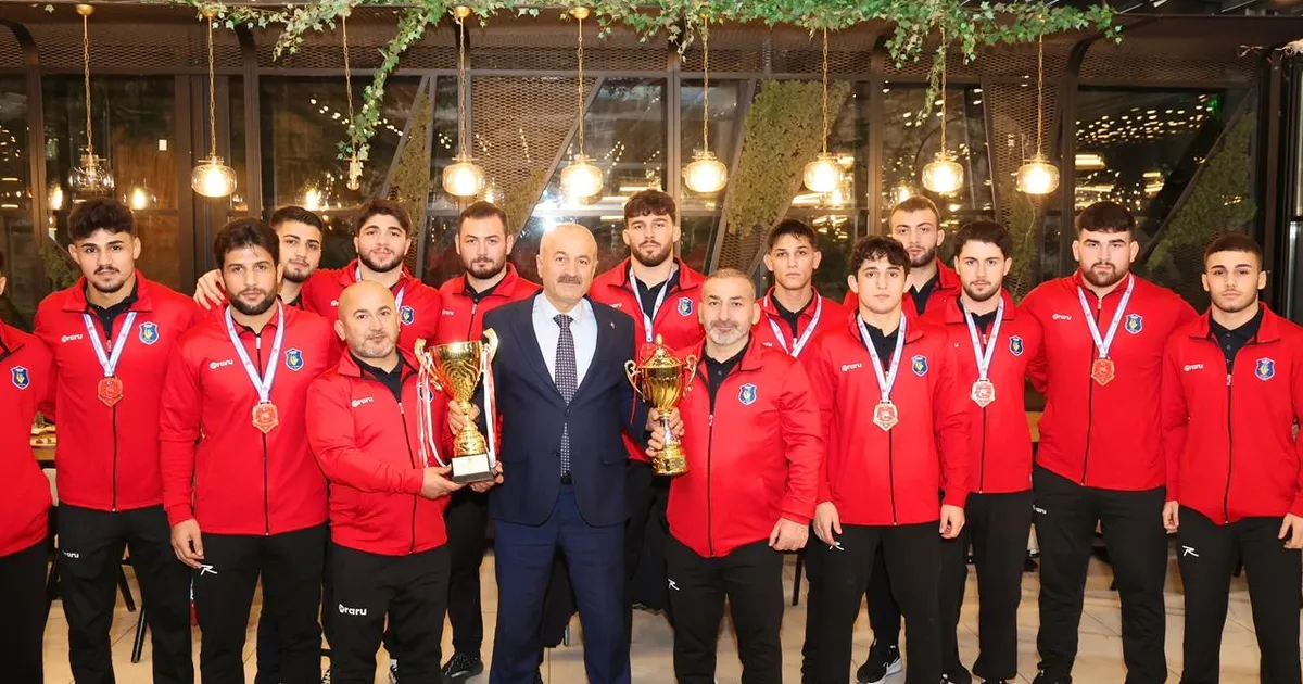 Başkan Büyükgöz şampiyon güreşçileri ağırladı