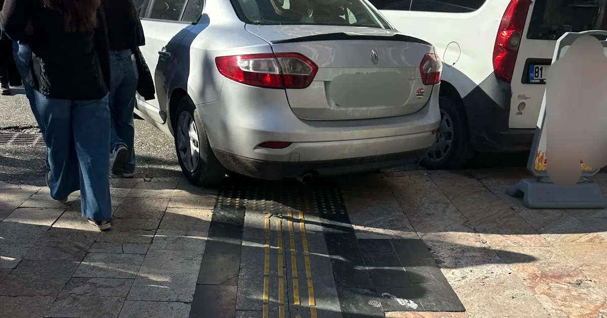 Bu kadarına da pes! Düzce’de görme engellilere yapılan yolu kapattı!