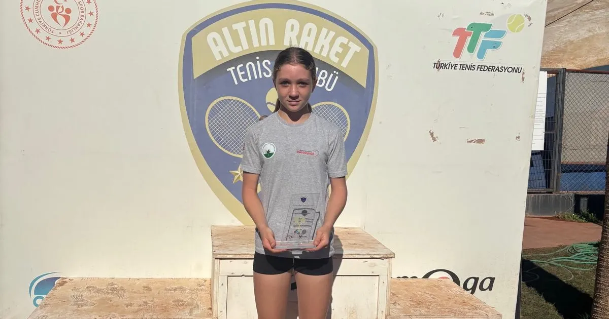 Bursa Osmangazili raket şampiyonluk kürsüsüne oturdu