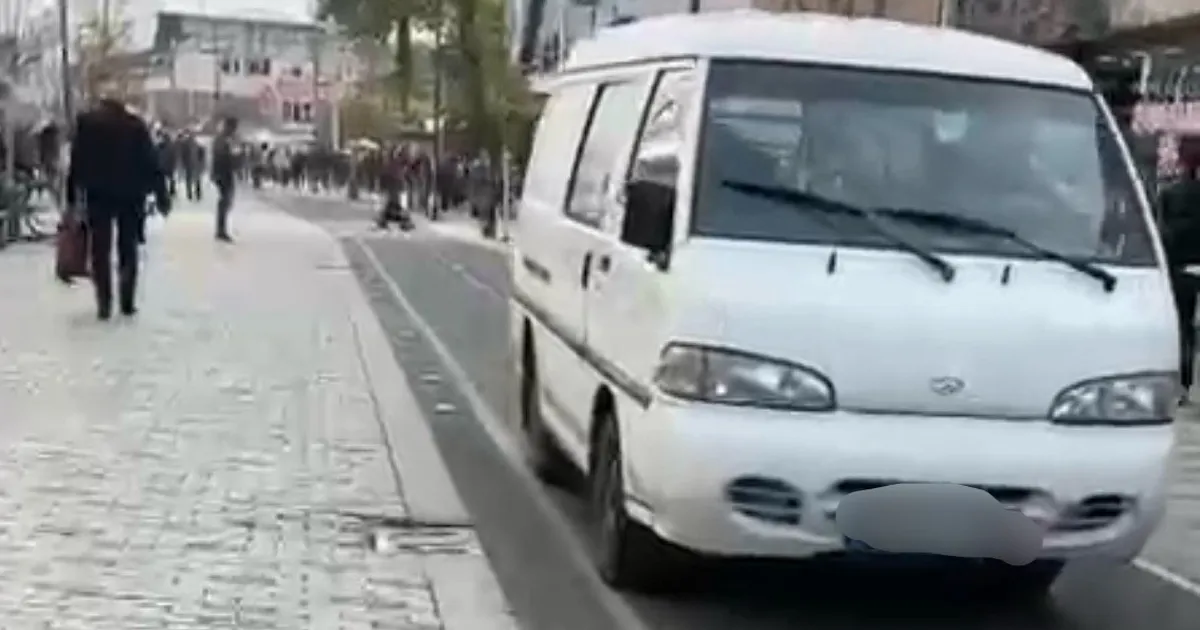 Düzce’de trafiğine kapalı caddeye ticari minibüs girdi!