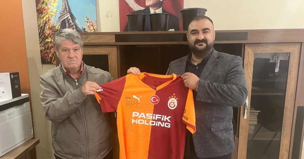 Galatasaraylı Futbolcular SMA’lı Esma için forma imzaladı