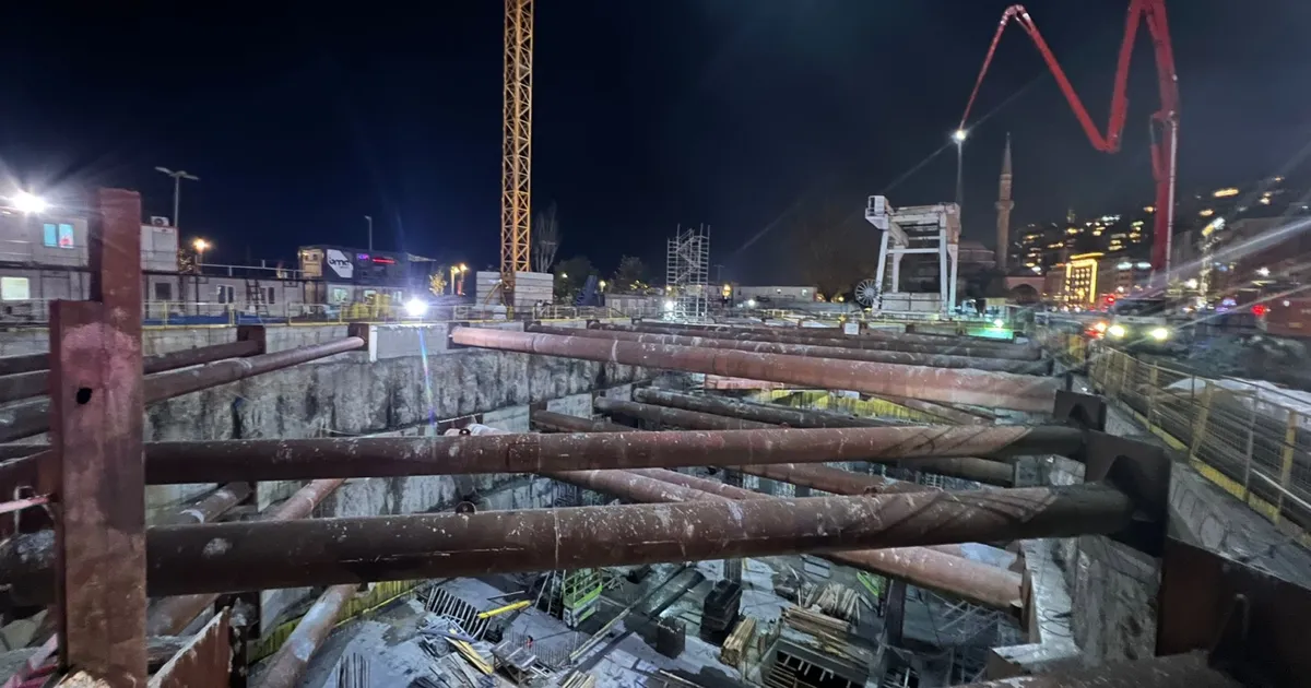 İstanbul Kabataş metro şantiyesinde iskele çöktü! 5 işçi mahsur kaldı