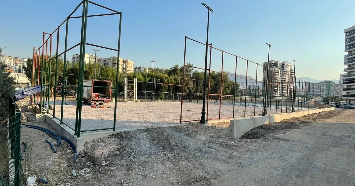 İzmir Büyükşehir’den gençlere beş yeni halı saha