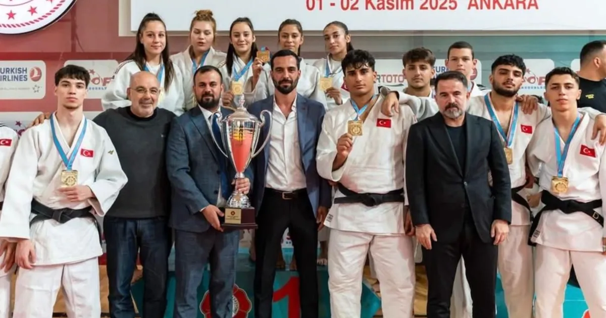 İzmir’in judocuları yenilgisiz şampiyonluğa ulaştı