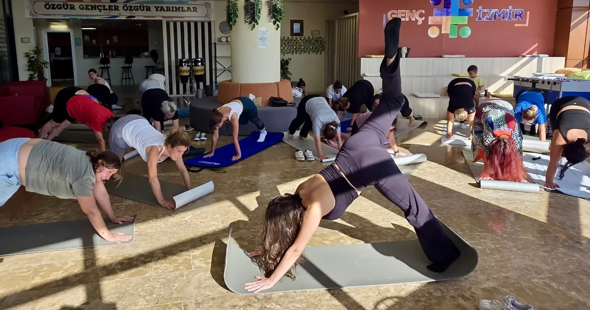 İzmirliler yoga ile esnedi