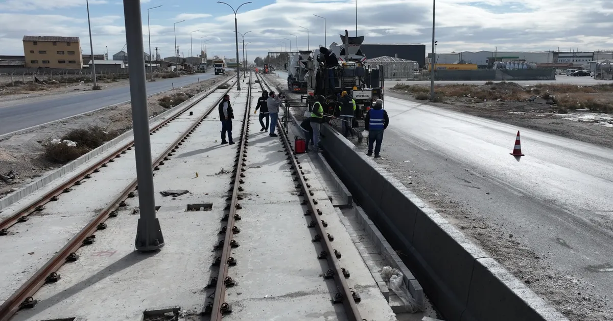 Konya tramvay hattı inşaatında trafiğini aksatmadan titiz çalışma