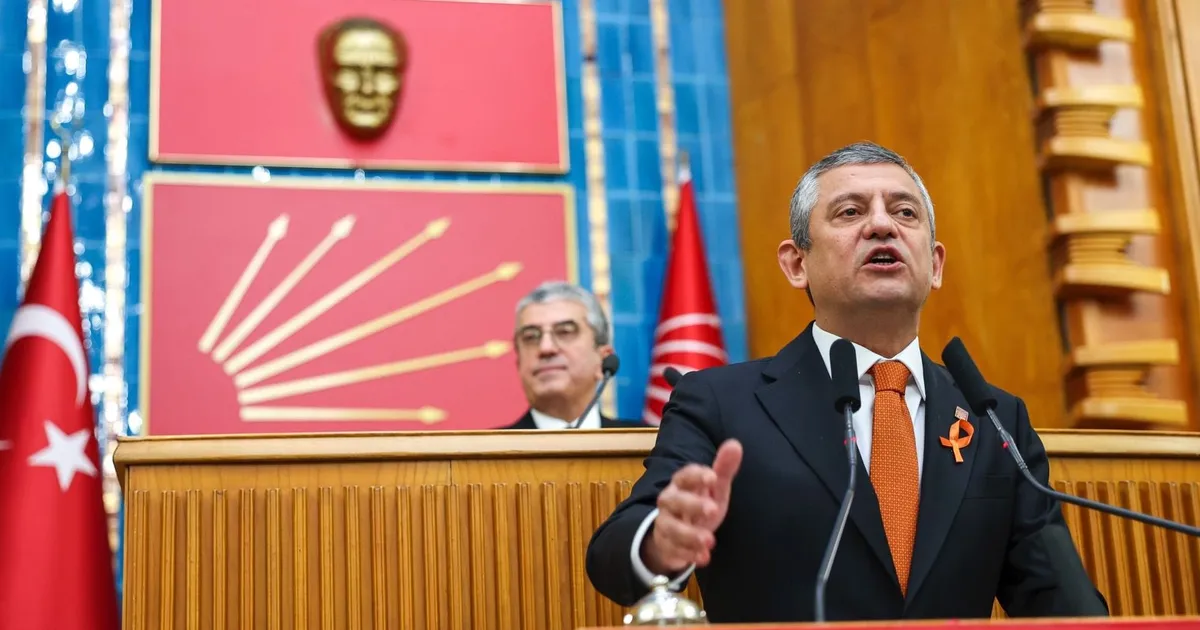 Özel’den vakıf iddiası! Sen ineceksin tren yoluna devam edecek