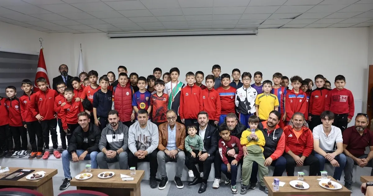 Rasim Arı’dan minik futbolculara krampon